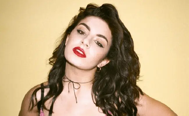 189293-charli-xcx-sucker